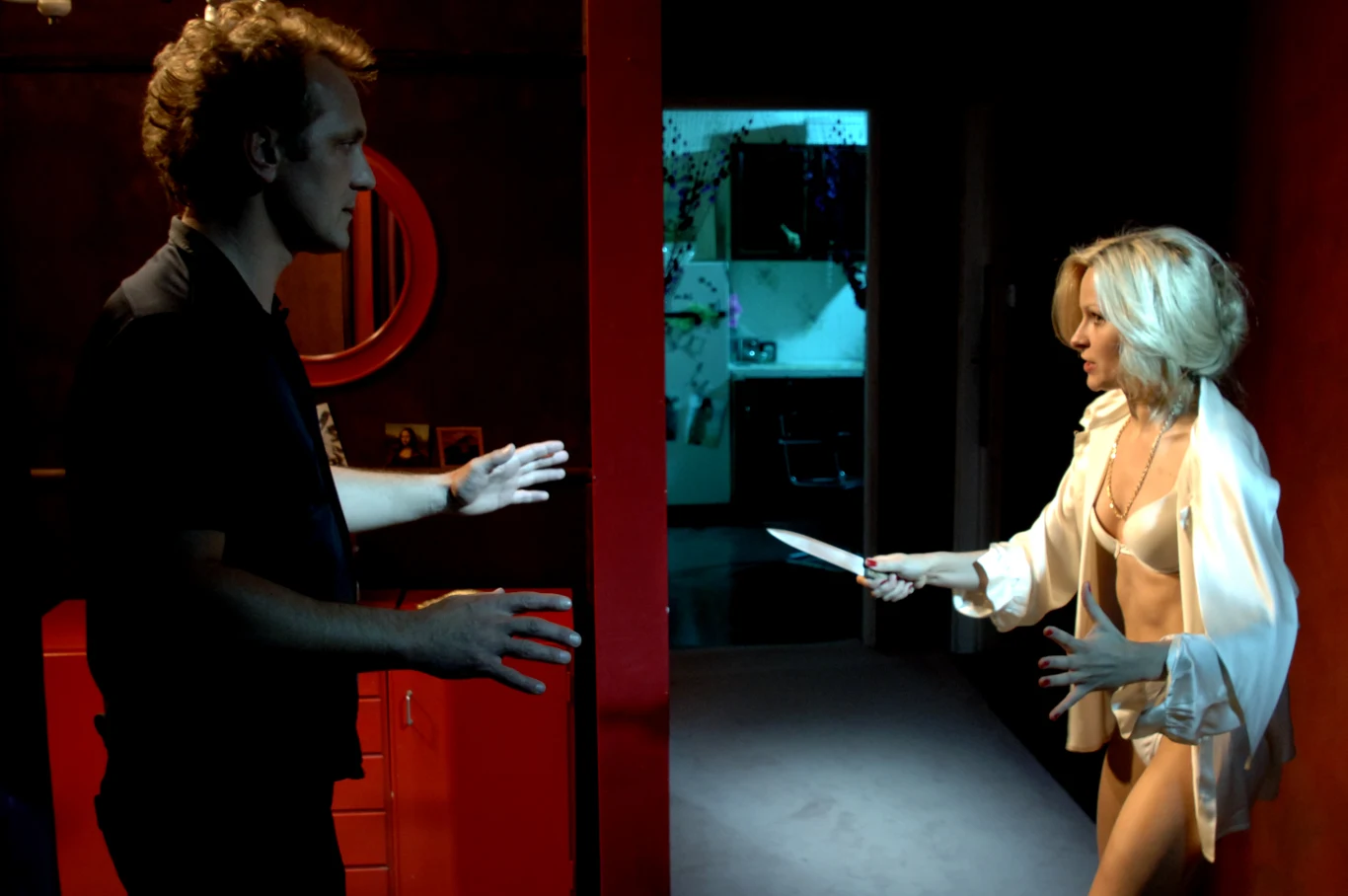 - Pracuję od trzeciego roku studiów bez przerwy. Gram w teatrze, filmie, serialach. Każdą pracę wykonuję najlepiej, jak potrafię. W teatrze mam za sobą role, w których musiałam się zderzać z najbardziej ciemnymi emocjami, które nigdy nie pozostają bez uszczerbku dla duszy - Żukowska przyznaje w rozmowie z "Tele Tygodniem".

Największym wyzwaniem jej kariery była z pewnością pierwsza główna rola na dużym ekranie - w kontrowersyjnym "Nieruchomym poruszycielu" Łukasza Barczyka. 

- To postać niepoukładana wewnętrznie, neurotyczna. Miotają nią dwa przeciwstawne wektory, z jednej strony jest słaba i bezbronna, z drugiej niezależna i prowokująca i to jej sprawia przyjemność - mówiła o swojej postaci i dodawała, że jej bohaterka przypominała jej Jessikę Lang z filmu Boba Rafelsona "Listonosz zawsze dzwoni dwa razy".
