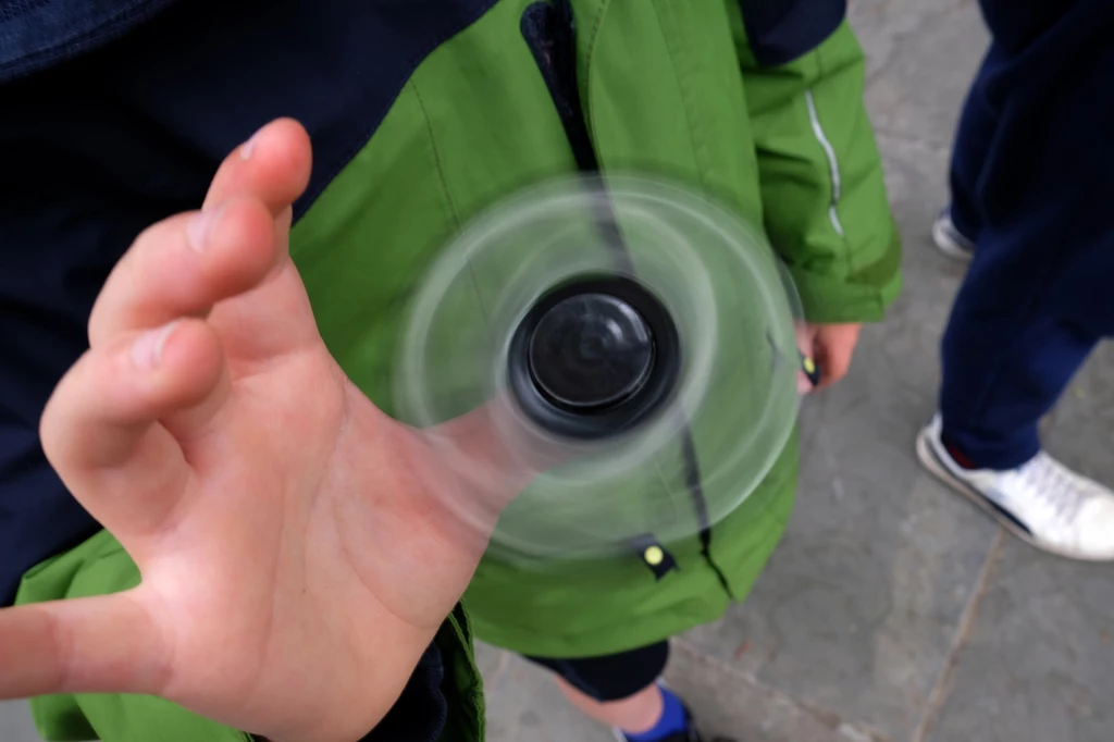 Fidget Spinner to zabawka, która za sprawą odpowiednio ulokowanych łożysk, po wprawieniu w ruch, kręci się przez dłuższy czas