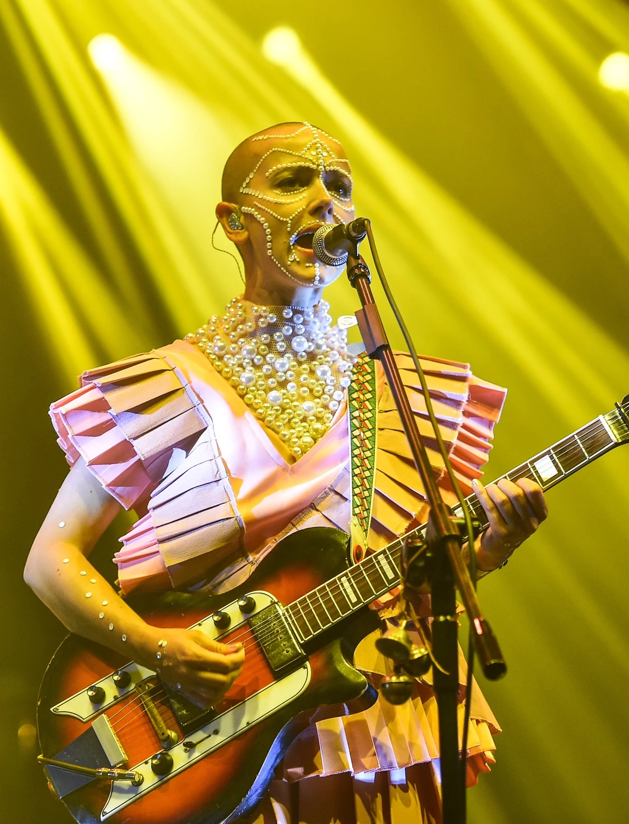 Koncert Brodki został bardzo dobrze oceniony nie tylko przez fanów licznie zgromadzonych w festiwalowym namiocie, ale i dziennikarzy. Pozytywne opinie na temat jej występu przeczytać można również w zagranicznych mediach. "Najbardziej teatralny występ tego dnia dała polska gwiazda pop Brodka" - czytamy w brytyjskim serwisie NME. Słyszalne były również komentarze, że Brodka swoim koncertem przyćmiła występ headlinera trzeciego dnia Open'er Festivalu, czyli Kanadyjczyka The Weeknd Koncert Brodki został bardzo dobrze oceniony nie tylko przez fanów licznie zgromadzonych w festiwalowym namiocie, ale i dziennikarzy. Pozytywne opinie na temat jej występu przeczytać można również w zagranicznych mediach. "Najbardziej teatralny występ tego dnia dała polska gwiazda pop Brodka" - czytamy w brytyjskim serwisie NME. Słyszalne były również komentarze, że Brodka swoim koncertem przyćmiła występ headlinera trzeciego dnia Open'er Festivalu, czyli Kanadyjczyka The Weeknd