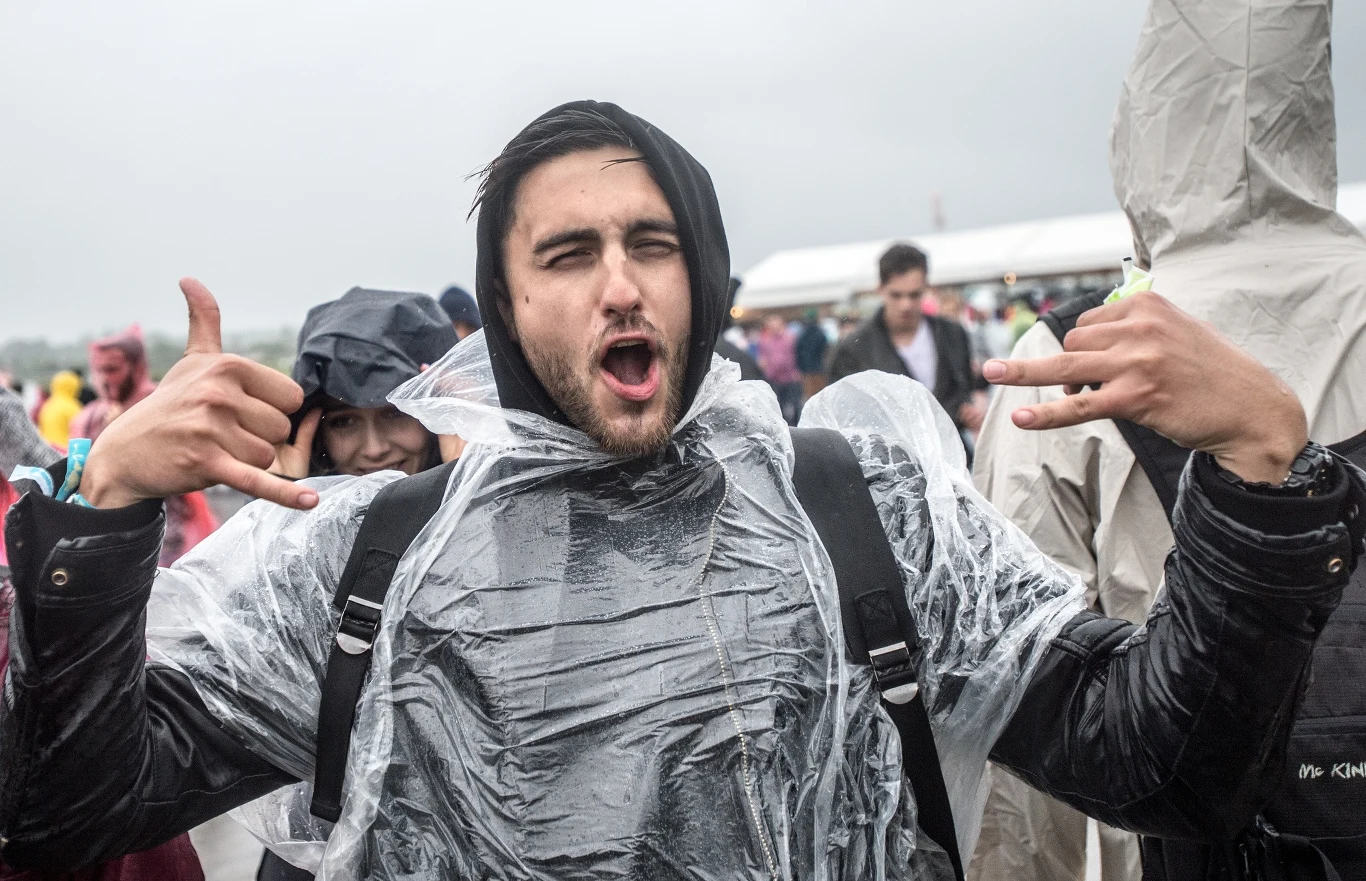 Trzeci dzień Open'er Festivalu upłynął pod znakiem obfitego deszczu i mocnego wiatru. Teren imprezy nabrał kolorów za sprawą peleryn, którymi uczestniczy chronili się przed przemoknięciem. Z powodu niekorzystnych warunków pogodowych z opóźnieniem rozpoczął się koncert Maca Millera na scenie głównej. Trzeci dzień Open'er Festivalu upłynął pod znakiem obfitego deszczu i mocnego wiatru. Teren imprezy nabrał kolorów za sprawą peleryn, którymi uczestniczy chronili się przed przemoknięciem. Z powodu niekorzystnych warunków pogodowych z opóźnieniem rozpoczął się koncert Maca Millera na scenie głównej.