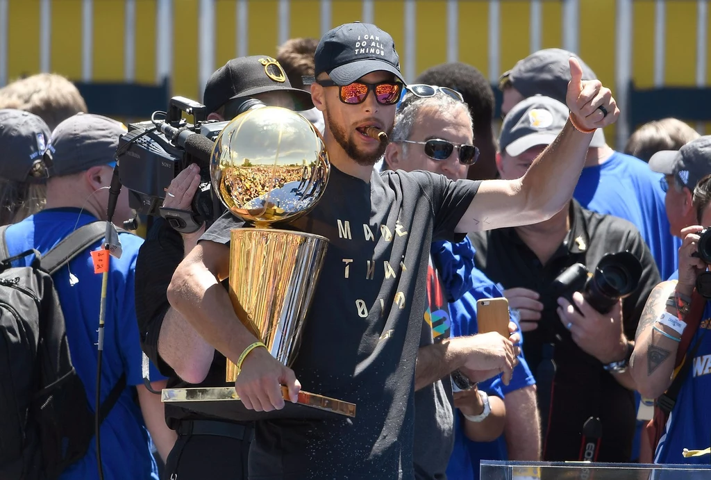 Stephen Curry pozuje z trofeum
