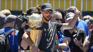 Stephen Curry pozuje z trofeum
