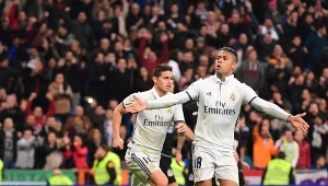 Mariano Diaz (z prawej) świętuje strzelenie gola w meczu z Deportivo La Coruna