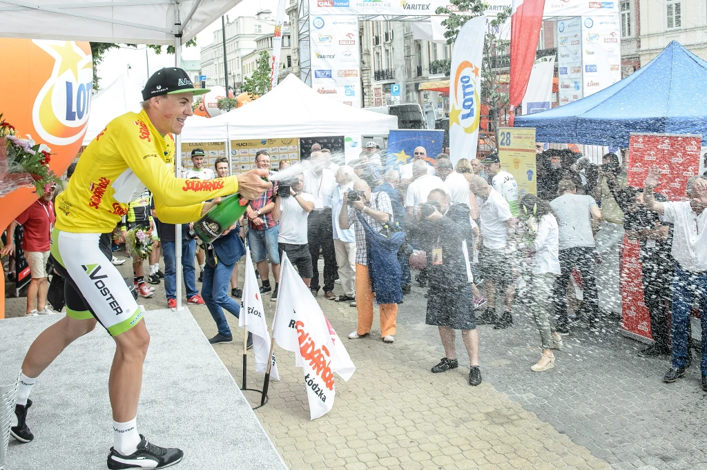 Mateusz Komar (L) z Voster Uniwheels Team fetuje wygraną w klasyfikajci generalnej 28. Międzynarodowego Wyścigu Kolarskiego Solidarności i Olimpijczyków Mateusz Komar (L) z Voster Uniwheels Team fetuje wygraną w klasyfikajci generalnej 28. Międzynarodowego Wyścigu Kolarskiego Solidarności i Olimpijczyków