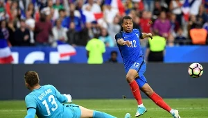 Kylian Mbappe to jeden z najbardziej pożądanych zawodników na świecie. Bój o jego pozyskanie stoczą m.in. Real Madryt i Arsenal Londyn