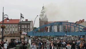 Strażacy walczą z pożarem katedry (w tle) w Gorzowie Wielkopolskim