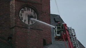 Pożar katedry nie rozprzestrzenia się, ale trzeba go dogasić 