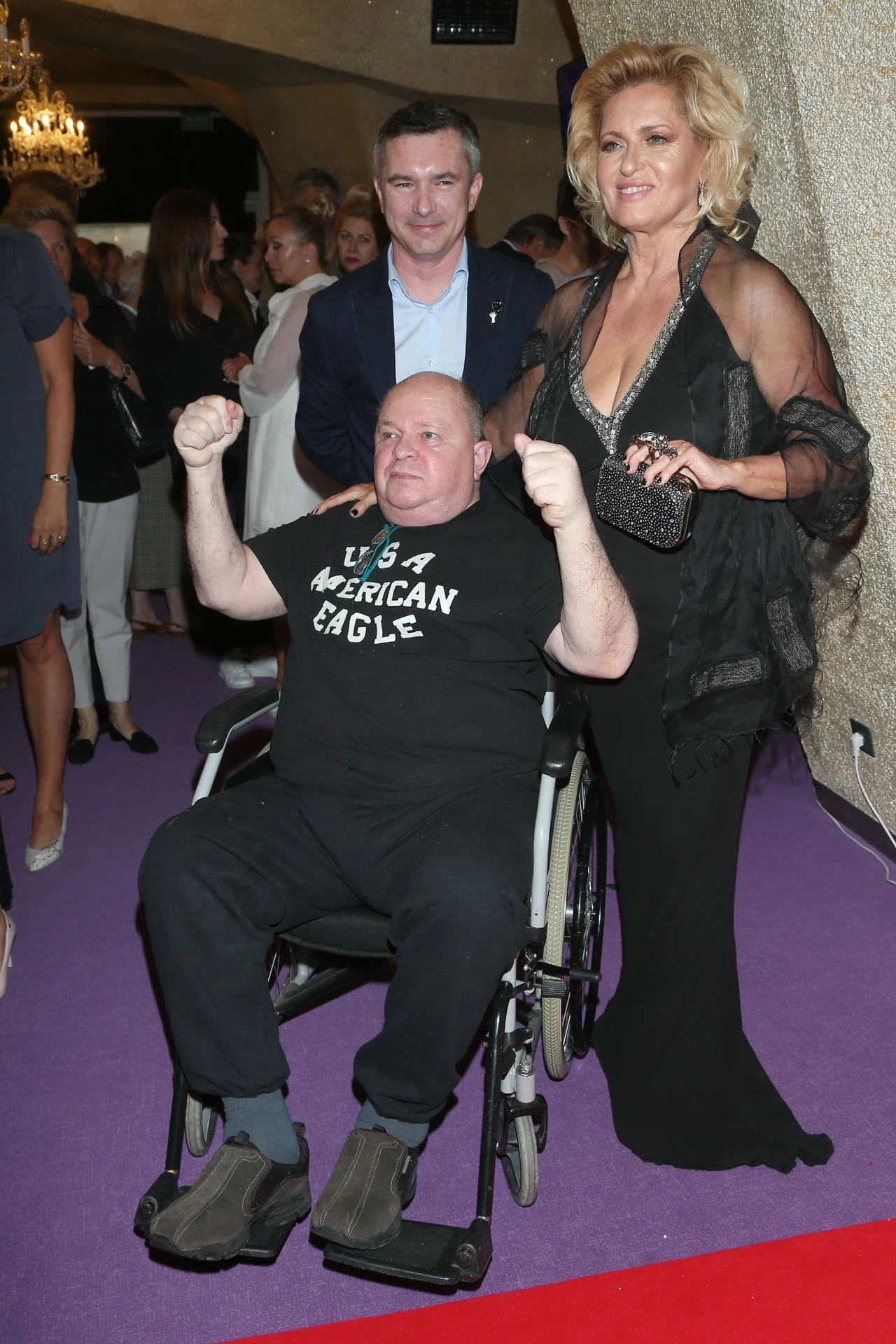 Andrzej Szopa z przyjaciółmi: Ewą Kasprzyk i Andrzejem Andrzejewskim na premierze spektaklu "Otwarcie sezonu"