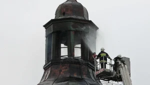 Strażacy dogaszają pożar wieży katedry w Gorzowie Wielkopolskim