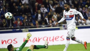 Alexandre Lacazette strzela gola
