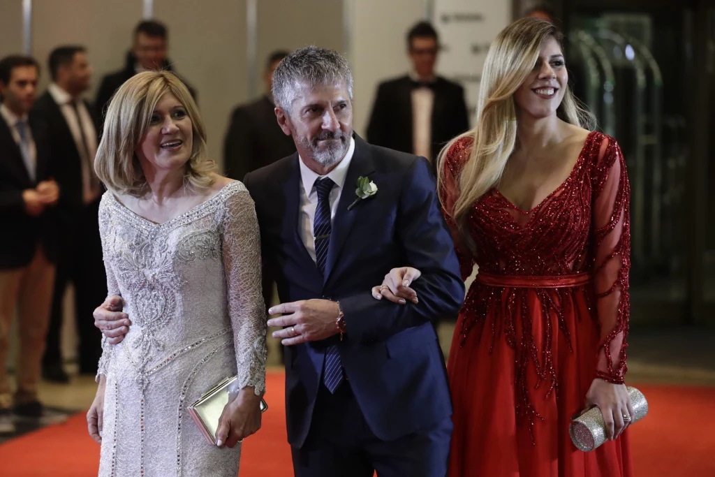 Rodzina Messiego na ślubie: Od lewej mama (w sukience, która jest tak szeroko komentowana), tata i siostra Rodzina Messiego na ślubie: Od lewej mama (w sukience, która jest tak szeroko komentowana), tata i siostra