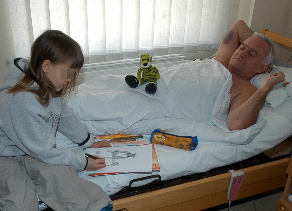 Miller z wnuczką w 2003 roku. Miller z wnuczką w 2003 roku.