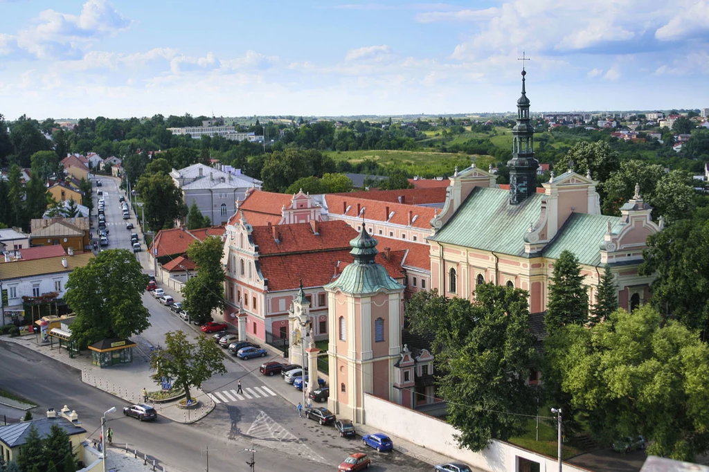 Piękny nadwiślański królewski gród. Malowniczo położony  na siedmiu wzgórzach, bywa  nazywany małym Rzymem