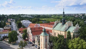 Płynąc, pozdrawia królewskie miasta