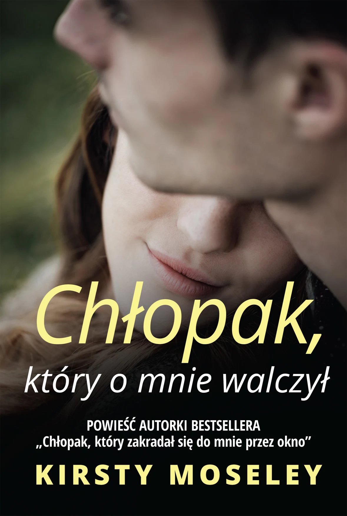 „Chłopak, który o mnie walczył” autorstwa Kirsty Moseley to ciąg dalszy opowieści o dziewczynie z dobrego domu i niegrzecznym chłopaku, których połączyło gorące uczucie z książki „Chłopak, który chciał zacząć od nowa”. Ellie nadal kocha Jamiego, ale nie może się pogodzić z jego przeszłością. A on ma groźnych wrogów, którzy wykorzystają każdą okazję, żeby go dopaść. „Chłopak, który o mnie walczył” autorstwa Kirsty Moseley to ciąg dalszy opowieści o dziewczynie z dobrego domu i niegrzecznym chłopaku, których połączyło gorące uczucie z książki „Chłopak, który chciał zacząć od nowa”. Ellie nadal kocha Jamiego, ale nie może się pogodzić z jego przeszłością. A on ma groźnych wrogów, którzy wykorzystają każdą okazję, żeby go dopaść.