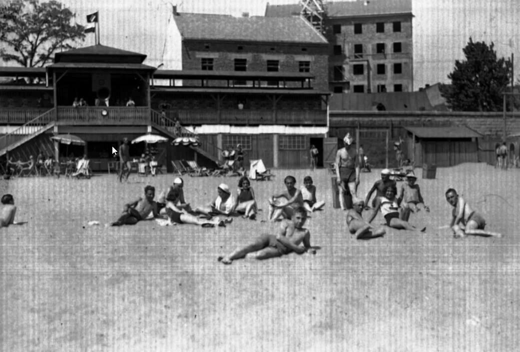 Plaża Towarzystwa Uniwersytetu Robotniczego w Krakowie (zdjęcie z 1931 roku)