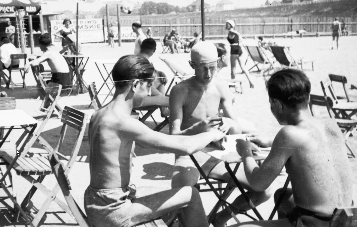 Plażowicze w Krakowie podczas gry w karty przy stoliku (zdjęcie z 1931 roku)