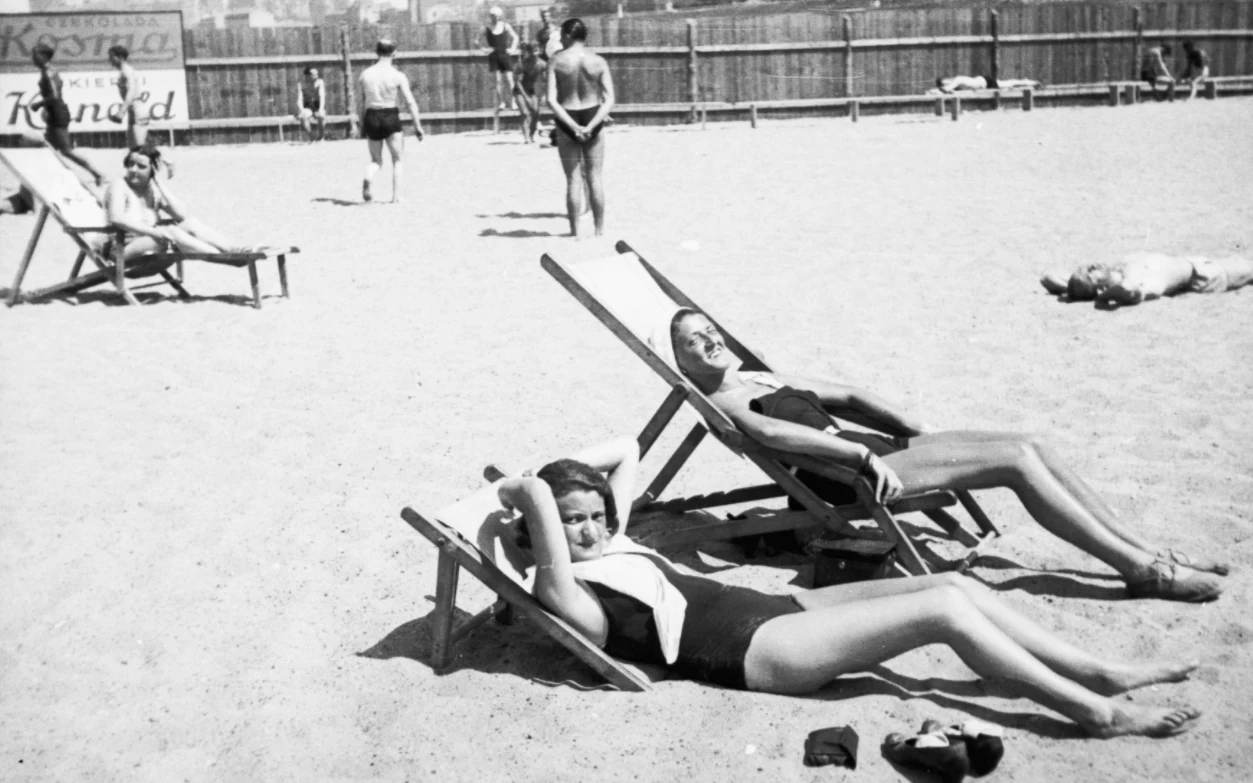 Plażowicze podczas wypoczynku na leżakach. Plaża Towarzystwa Uniwersytetu Robotniczego w Krakowie (zdjęcie z 1931 roku)