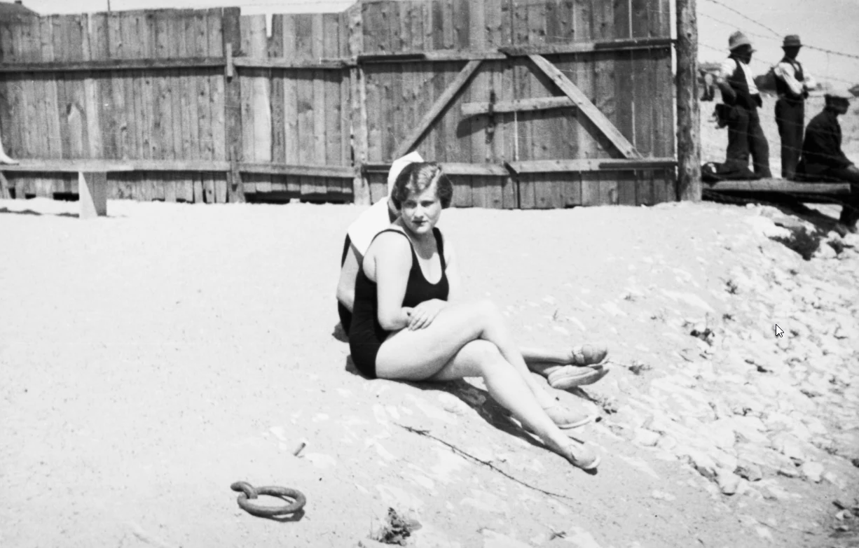 Plażowiczka podczas wypoczynku. Plaża Towarzystwa Uniwersytetu Robotniczego w Krakowie (zdjęcie z 1931 roku)