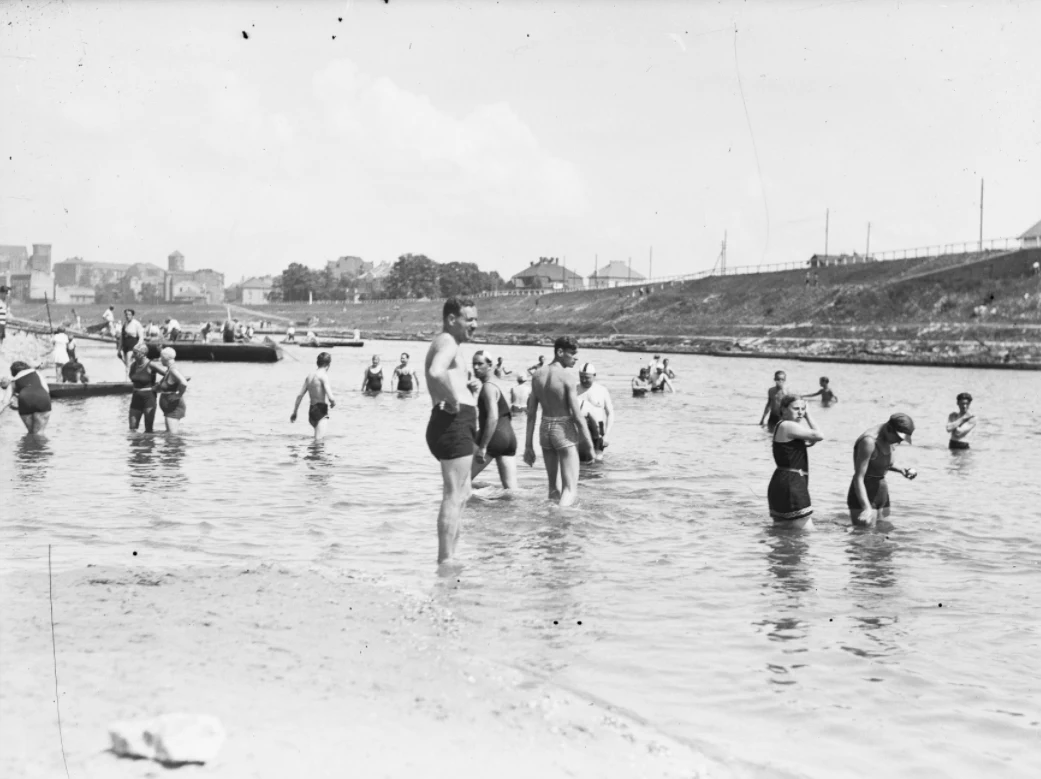 Plaża Towarzystwa Uniwersytetu Robotniczego w Krakowie. W tle widać Wawel (zdjęcie z 1931 roku)