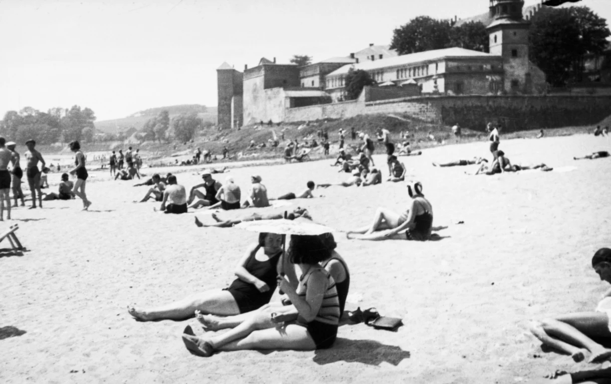 Plaża Towarzystwa Uniwersytetu Robotniczego w Krakowie. W tle Klasztor Sióstr Norbertanek (zdjęcie z 1931 roku)