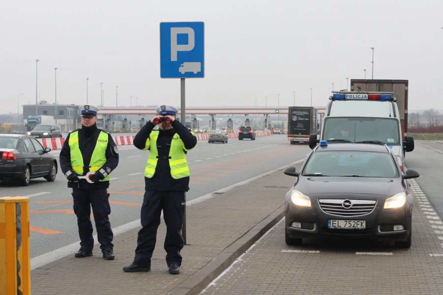 Policjanci pomogli dostać się do szpitala rodzinie z rannym dzieckiem