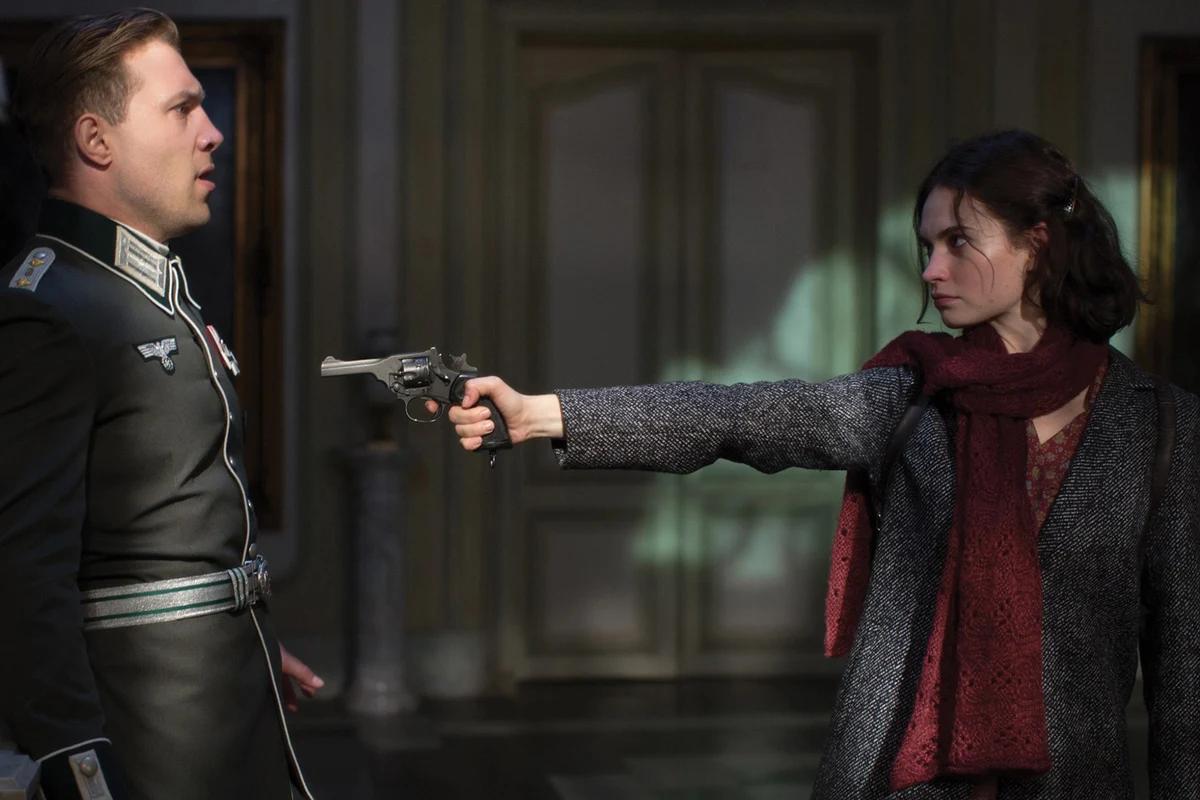 W tym samym roku aktorka pojawiła się też w rozgrywającym się podczas drugiej wojny światowej dramacie "The Exception" Davida Leveauxa - adaptacji powieści Alana Judda, w którym na ekranie partnerował jej Jai Courtney.
