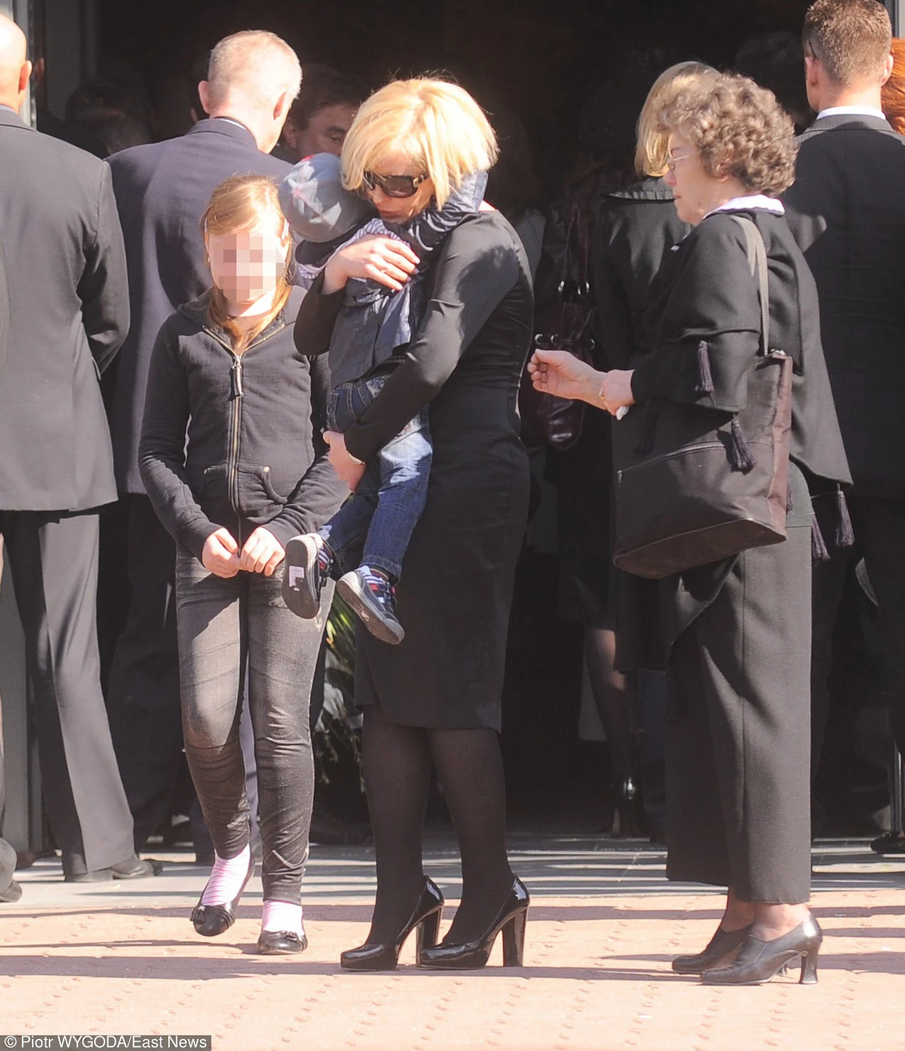 W życiu Joanny Racewicz rozegrał się ogromny dramat. Pochowała męża, który zginął w katastrofie smoleńskiej W życiu Joanny Racewicz rozegrał się ogromny dramat. Pochowała męża, który zginął w katastrofie smoleńskiej