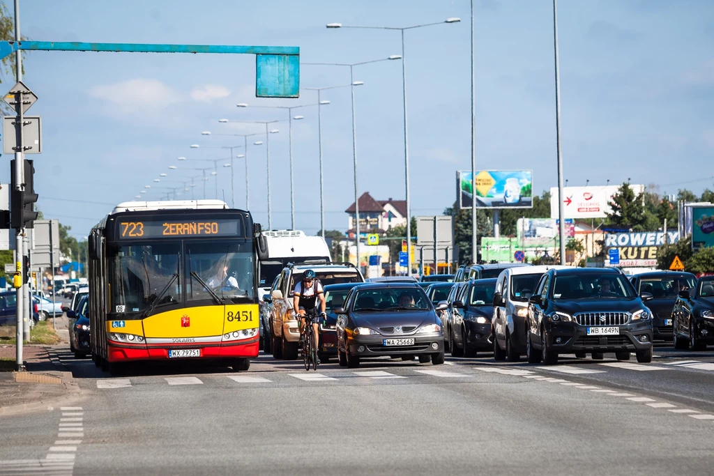 Większość Polaków ma prawo jazdy, a większość gospodarstw domowych - auto