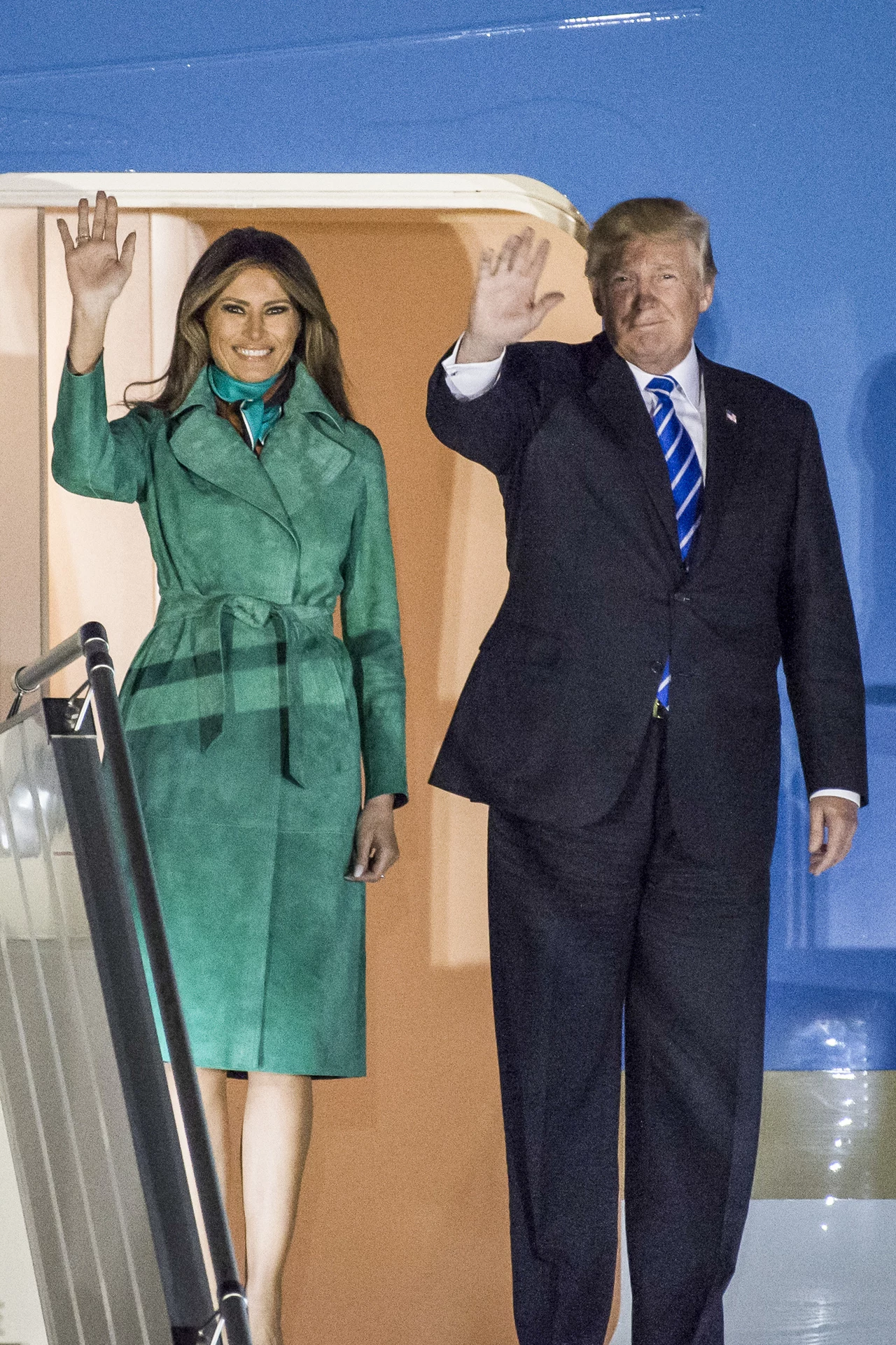 Melania Trump po przylocie do Polski zaprezentowała się w stylowym zielonym zamszowym płaszczu od Diane von Furstenberg. Model został już wyprzedany. Melania Trump po przylocie do Polski zaprezentowała się w stylowym zielonym zamszowym płaszczu od Diane von Furstenberg. Model został już wyprzedany.