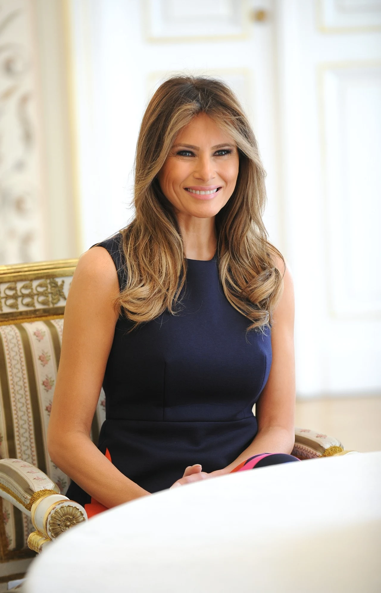 Melania Trump na spotkanie z Agatą Dudą w Belwederze wybrała granatową sukienkę ze zdobieniami w kolorach fuksji umieszczonymi w jej dolnej części. Melania Trump na spotkanie z Agatą Dudą w Belwederze wybrała granatową sukienkę ze zdobieniami w kolorach fuksji umieszczonymi w jej dolnej części.