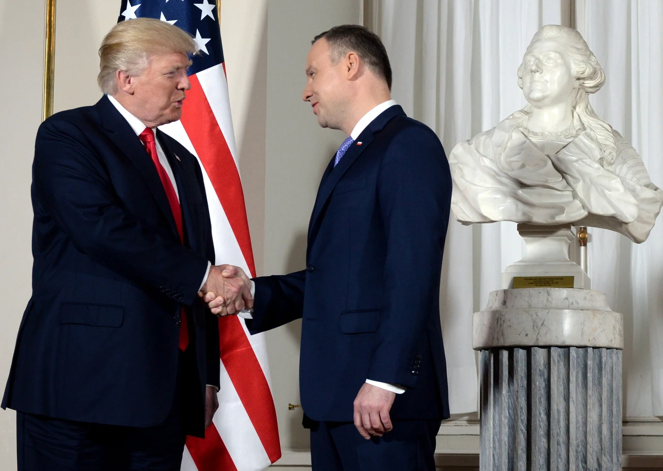 Donald Trump i Andrzej Duda podczas podczas powitania na Zamku Królewskim w Warszawie Donald Trump i Andrzej Duda podczas podczas powitania na Zamku Królewskim w Warszawie