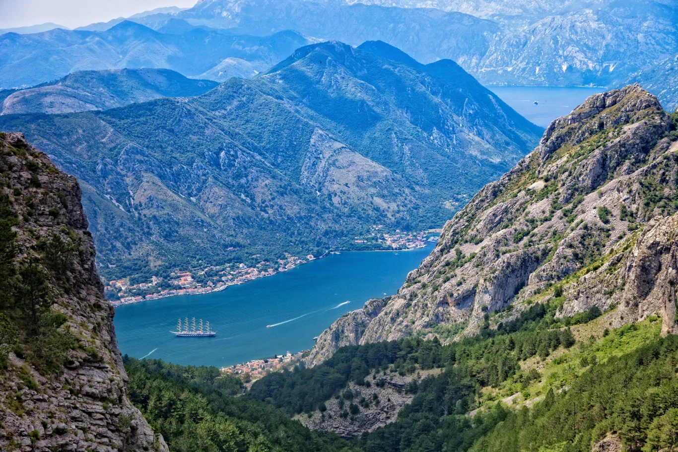 Zatoka Kotorska zachwyca swoim pięknem Zatoka Kotorska zachwyca swoim pięknem