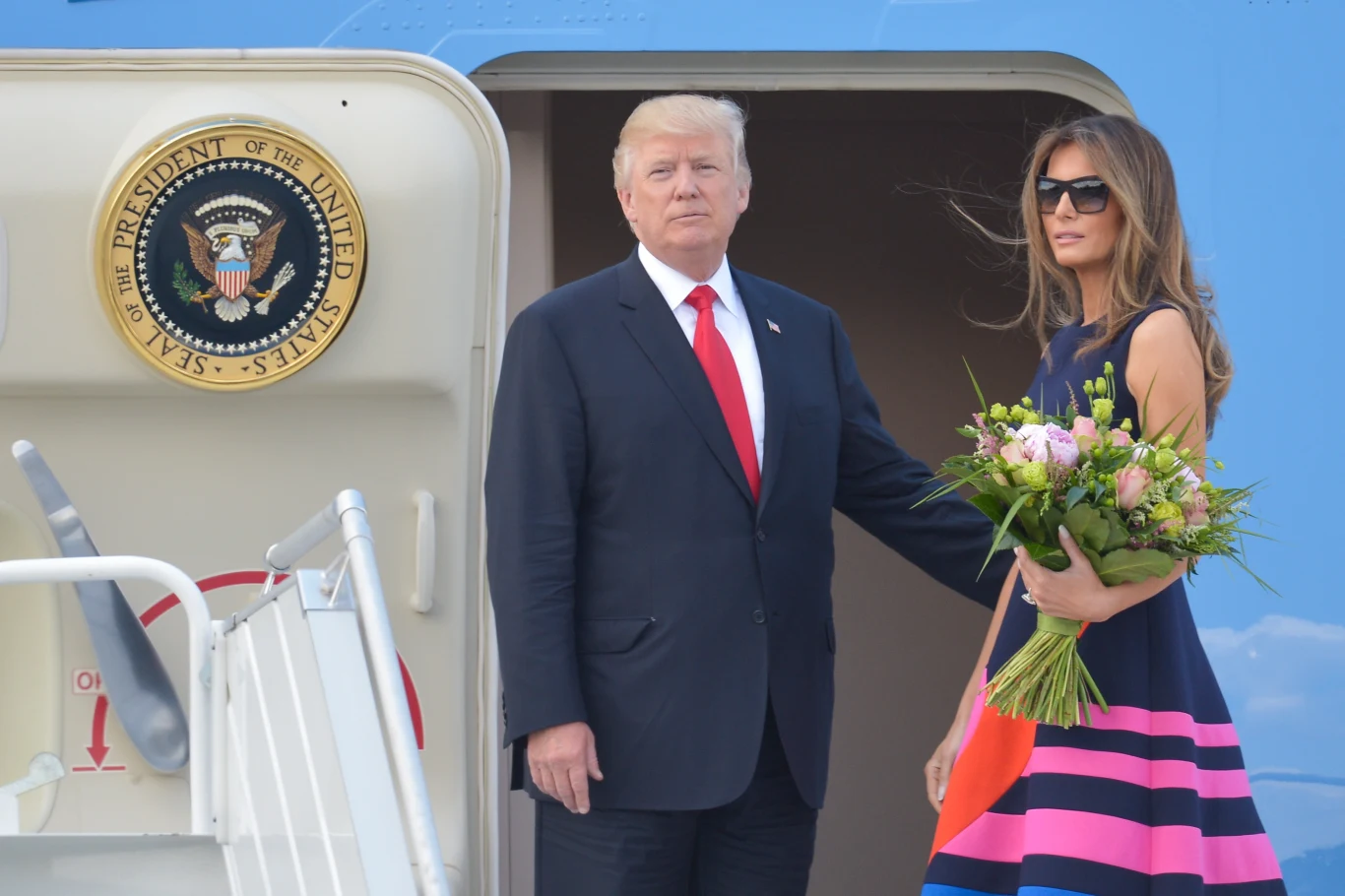Amerykański prezydent Donald Trump z małżonką Melanią wchodzą na pokład samolotu Air Force One lotnisku w Warszawie Amerykański prezydent Donald Trump z małżonką Melanią wchodzą na pokład samolotu Air Force One lotnisku w Warszawie