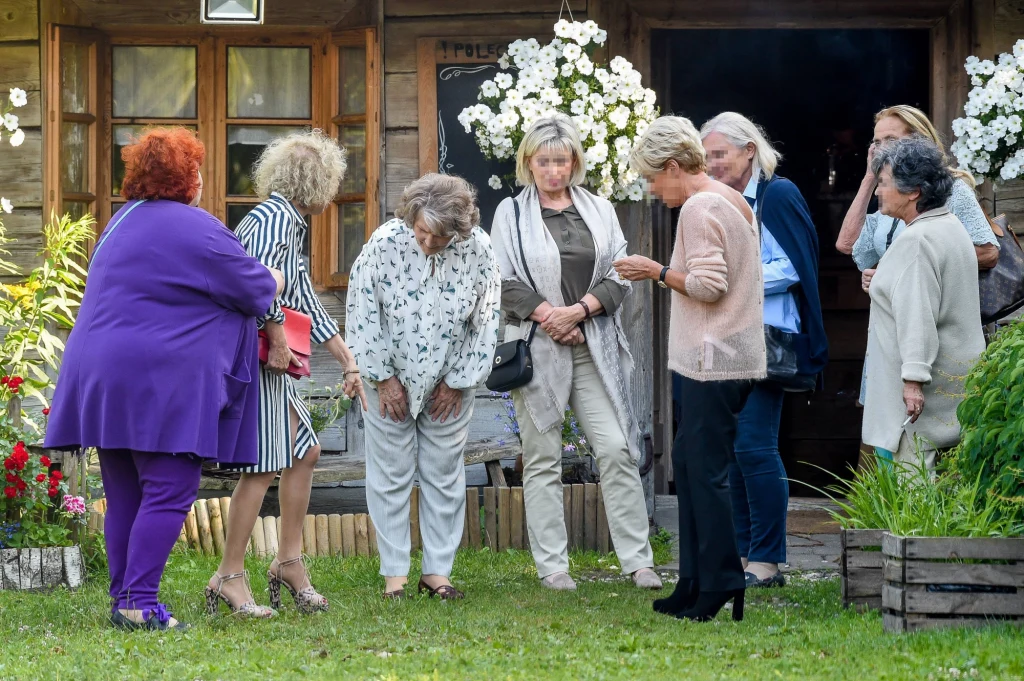 Irena Santor podziwia nogi Alicji Majewskiej Irena Santor podziwia nogi Alicji Majewskiej