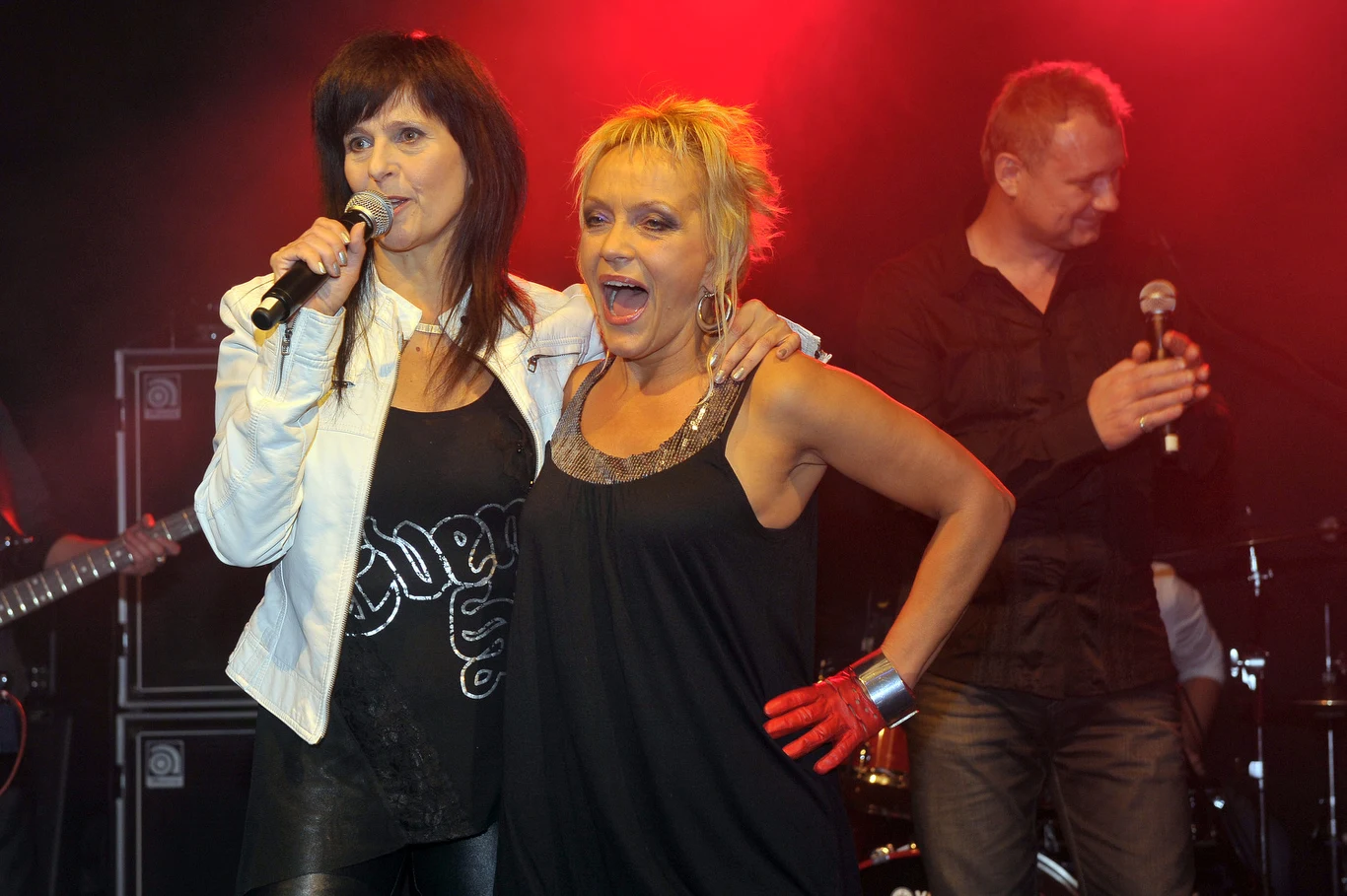 Na początku działalności grupy Lombard śpiewały w niej dwie wokalistki: Wanda Kwietniewska i Małgorzata Ostrowska. To właśnie z nimi w składzie powstał debiutancki album "Śmierć dyskotece!" (1983), który przyniósł przeboje "Taniec pingwina na szkle", "Śmierć dyskotece!" i "Droga pani z TV".