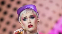 Katy Perry uwielbia metamorfozy. W ciągu ostatnich lat jej włosy przybierały już chyba wszystkie kolory tęczy. Amerykańska wokalistka śmiało eksperymentuje również z ich długością.

Przy okazji promocji swojej najnowszej płyty "Witness" Katy Perry znowu pokusiła się o odważną zmianę. Radykalnie skróciła włosy i zafarbowała je na jasny blond. 

Zobaczcie, jak na przestrzeni lat zmieniała się Katy Perry, jedna z najpopularniejszych i najbardziej wpływowych wokalistek popowych na świecie!