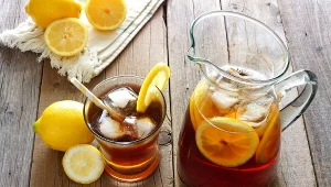 ​Zapomnij o lemoniadzie. Wystarczy włożyć torebkę herbaty do tego popularnego napoju