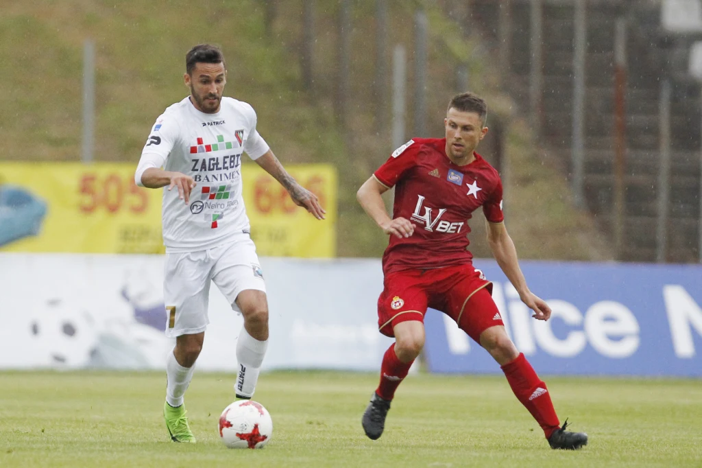 Rafał Boguski (z prawej) walczy o piłkę z Konradem Wrzesińskim Rafał Boguski (z prawej) walczy o piłkę z Konradem Wrzesińskim