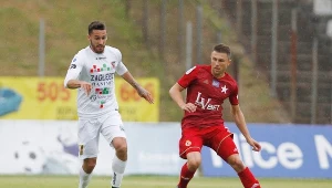 Rafał Boguski (z prawej) walczy o piłkę z Konradem Wrzesińskim