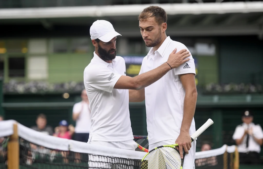 Jerzy Janowicz (z prawej) i Benoit Paire po meczu Jerzy Janowicz (z prawej) i Benoit Paire po meczu