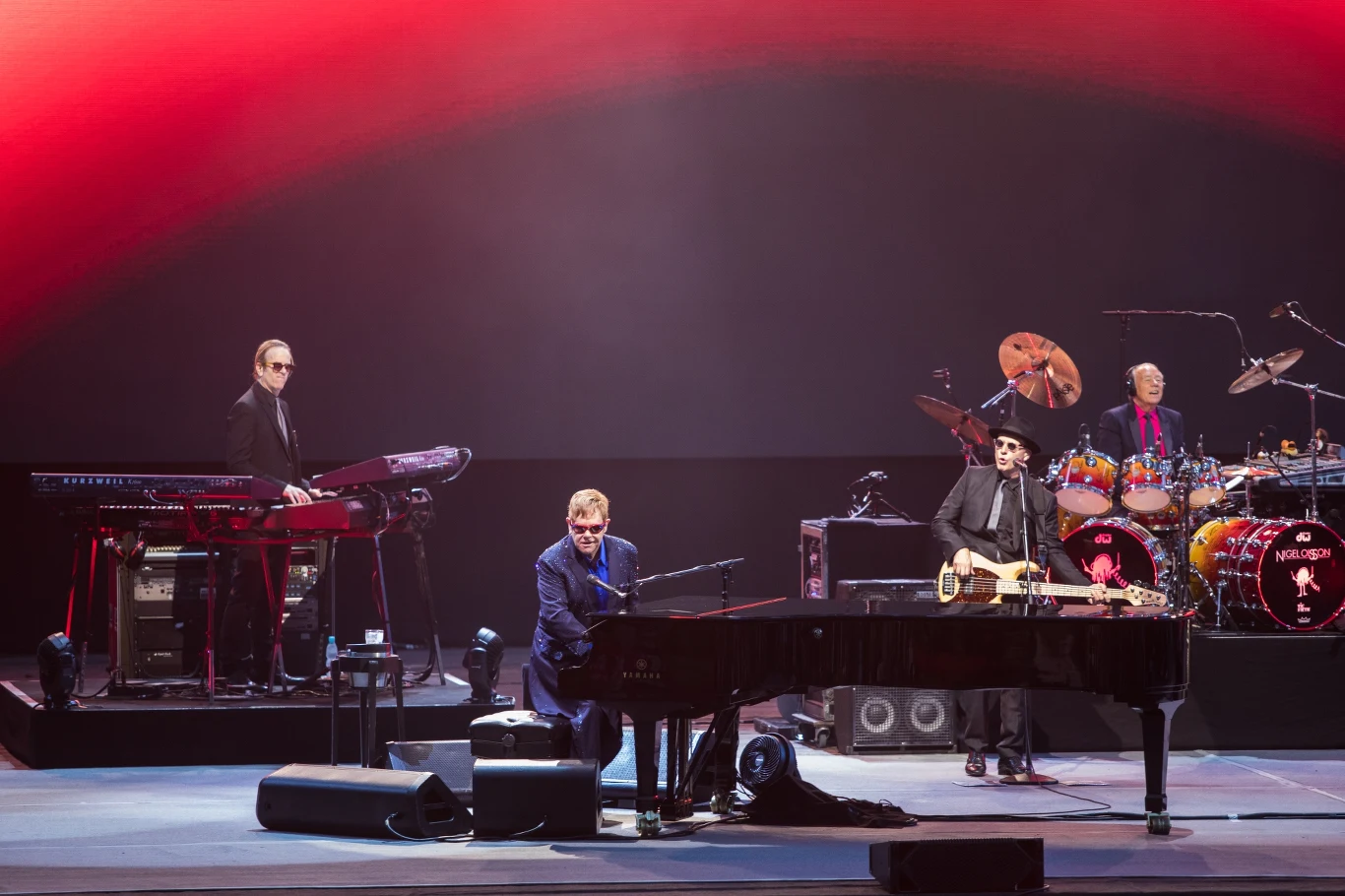 Elton John z zespołem.