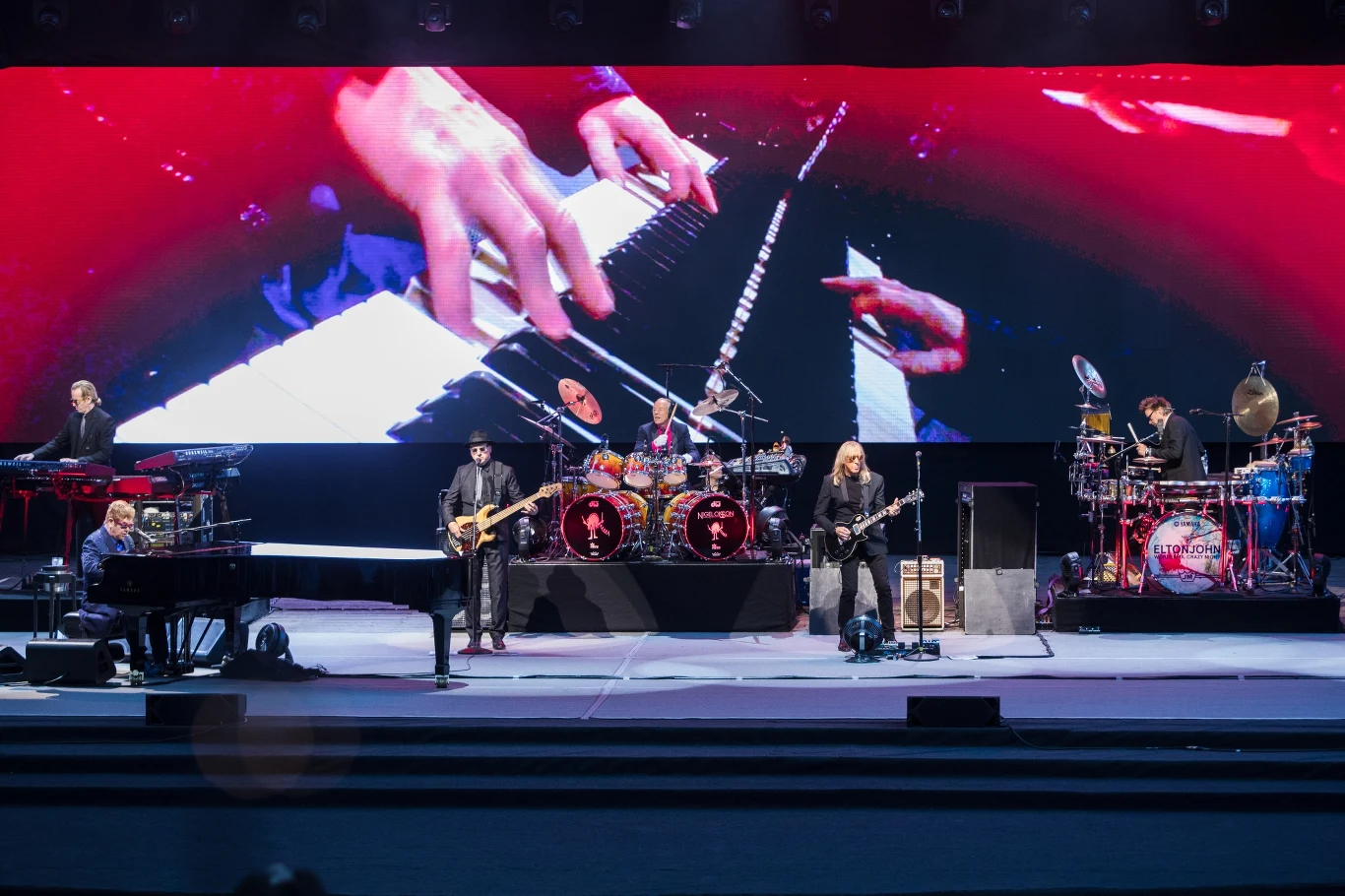 Na scenie brytyjskiemu gwiazdorowi towarzyszyli Nigel Olsson (perkusja), Davey Johnstone (gitara), Matt Bissonette (bas), John Mahon (instrumenty perkusyjne) i Kim Bullard (klawisze).