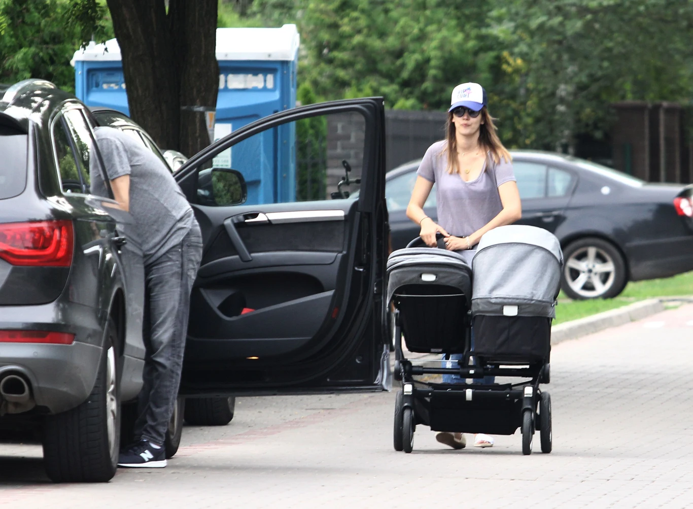 Krupińska z Sebastianem i dziećmi na spacerze Krupińska z Sebastianem i dziećmi na spacerze