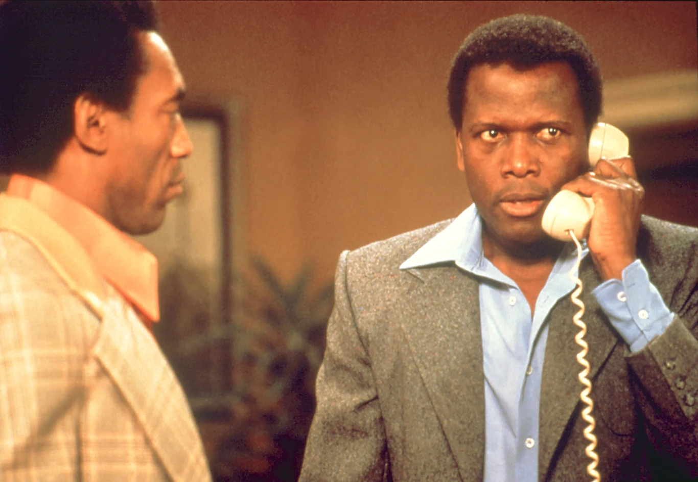 Następnie Cosby wystąpił u boku Sidneya Poitiera w wyreżyserowanych przez tego legendarnego czarnoskórego aktora, zdobywcę dwóch Oscarów - "Wyrównanych rachunkach" (1977). 