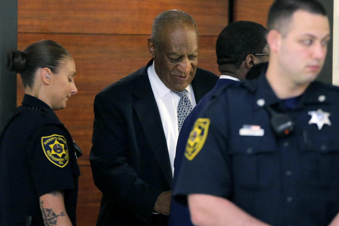 Oficjalnie Bill Cosby skazany nie został. Niespełna miesiąc temu jego proces został unieważniony, gdyż ława przysięgłych nie zdołała uzgodnić stanowiska w sprawie żadnego z zarzutów, choć obradowała aż sześć dni! Gdyby Cosby został uznany za winnego, groziłoby mu do 30 lat pozbawienia wolności.
Prokuratura postawiła Cosby'emu formalne zarzuty w sprawie dotyczącej Andrei Constand. Twierdziła ona, że w 2004 roku słynny aktor podał jej środki odurzające, a potem molestował seksualnie. Cosby przyznał pod przysięgą, że "miał kontakt seksualny" z ową kobietą, byłą pracownicą uniwersytetu Temple. Komik utrzymywał jednak, że do kontaktu seksualnego z Constand doszło za obopólną zgodą. Z braku świadków, proces, który przyciągnął uwagę światowych mediów, toczył się w oparciu o sprzeczne ze sobą zeznania Cosby'ego i Constand. 
W sumie ponad 60 kobiet oskarżyło Cosby'ego, że podawał im środki usypiające i molestował je seksualnie, ale wszystkie zarzuty karne, poza sprawą Andrei Constand, się przedawniły. Niemniej wiele spraw przeciwko aktorowi toczy się przed sądami cywilnymi.