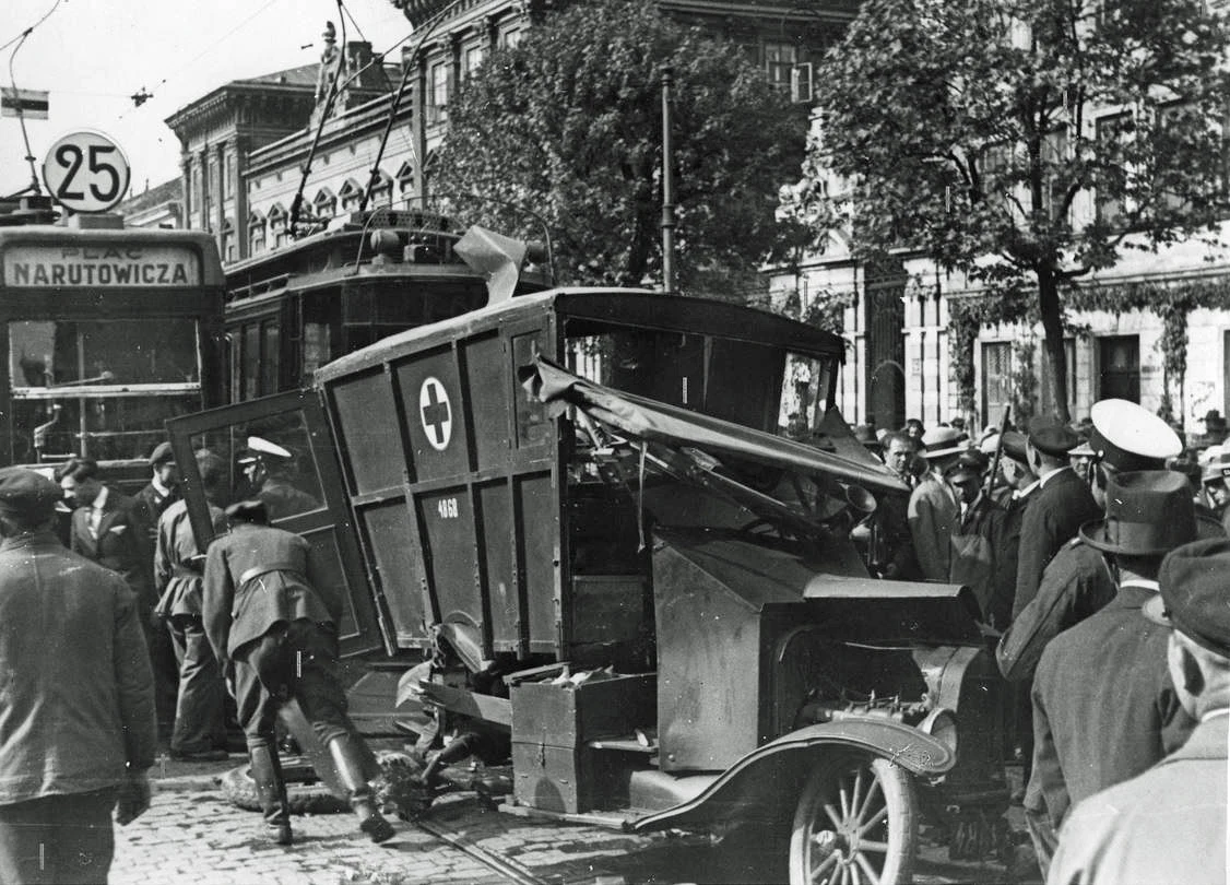 1931 r. Wypadek przy ul. Krakowskie Przedmieście w Warszawie. Zniszczony wojskowy ciężarowy samochód sanitarny po zderzeniu z tramwajem. Widoczny tramwaj typu F linii 25 i z prawej tramwaj typu A.