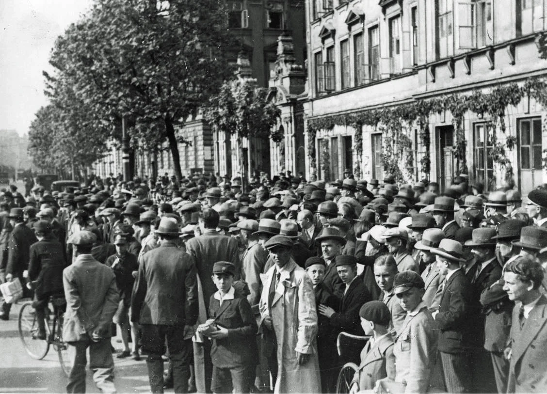 1931 r. Tłum gapiów przed Uniwersystetem Warszawskim obserwujący wypadek przy ul. Krakowskie Przedmieście.