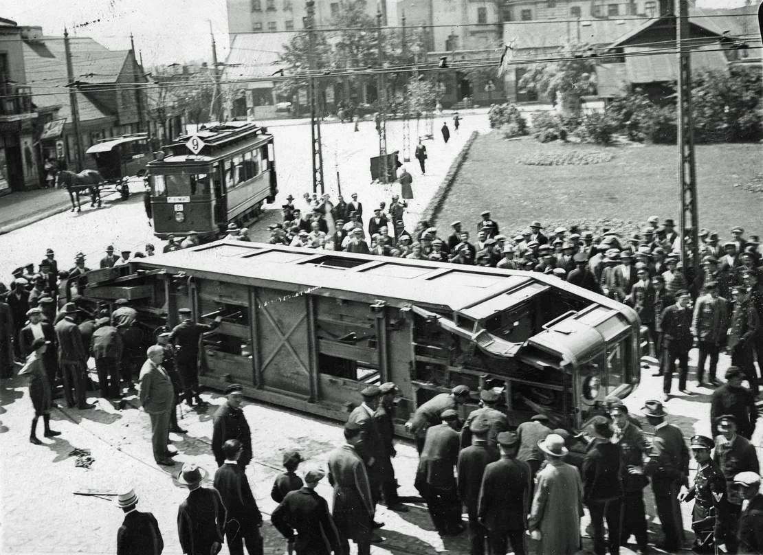 1929 r. Katastrofa tramwajowa na pl. Reymonta w Łodzi. Przewrócony tramwaj Lilpop II nr boczny 1 otoczony tłumem gapiów. Na dalszym planie stoi tramwaj Herbrand GE58 linii 9.