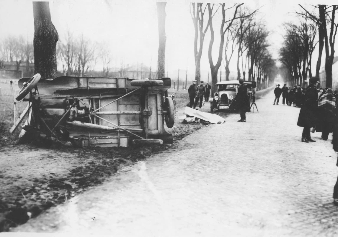1936 r. Wypadek samochodowy na trasie Poznań-Żegrze.